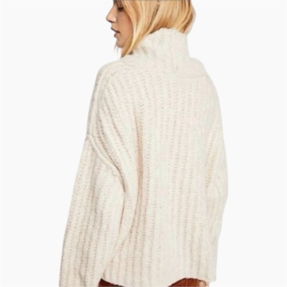 FREE PEOPLE | Fluffy Fox Boxy Chunky Knit Turtleneck Sweater in Pearl | Sz XS - Picture 8 of 15